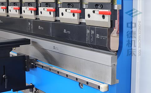 ZDPK-6325標配高精度模具快夾，換模速度快5倍，加高型模托是門業制造專業配置.jpg