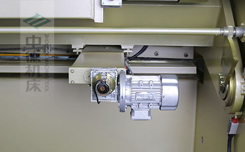 ZDS-1032剪板機后檔料結構，平行度高，并采用國內一流品牌軸承，耐磨抗壓壽命長.jpg