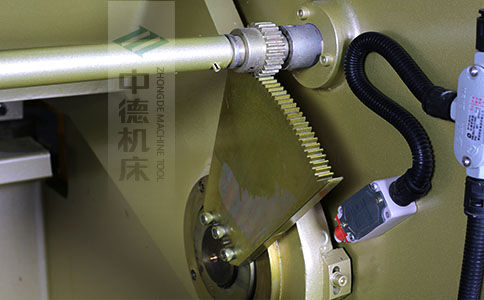 ZDS-640采用高精度刀片間隙調(diào)節(jié)齒輪，經(jīng)過淬火高硬度又耐磨，表面鍍鋅不生銹，長年累月使用依然有很高的調(diào)節(jié)精度.jpg